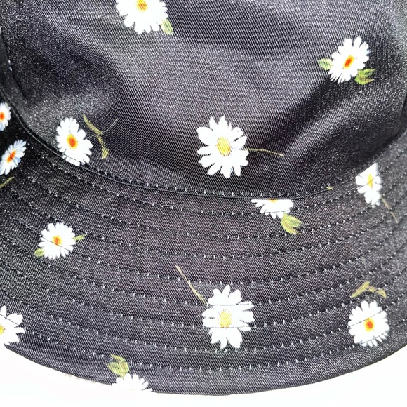 Alice + Olivia Reversible Daisy Print Bucket Hat - Picture 6 of 13